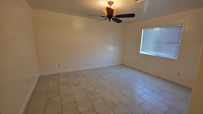 Building Photo - Beautiful Renovated  4 Bed 2 Bath HOME!