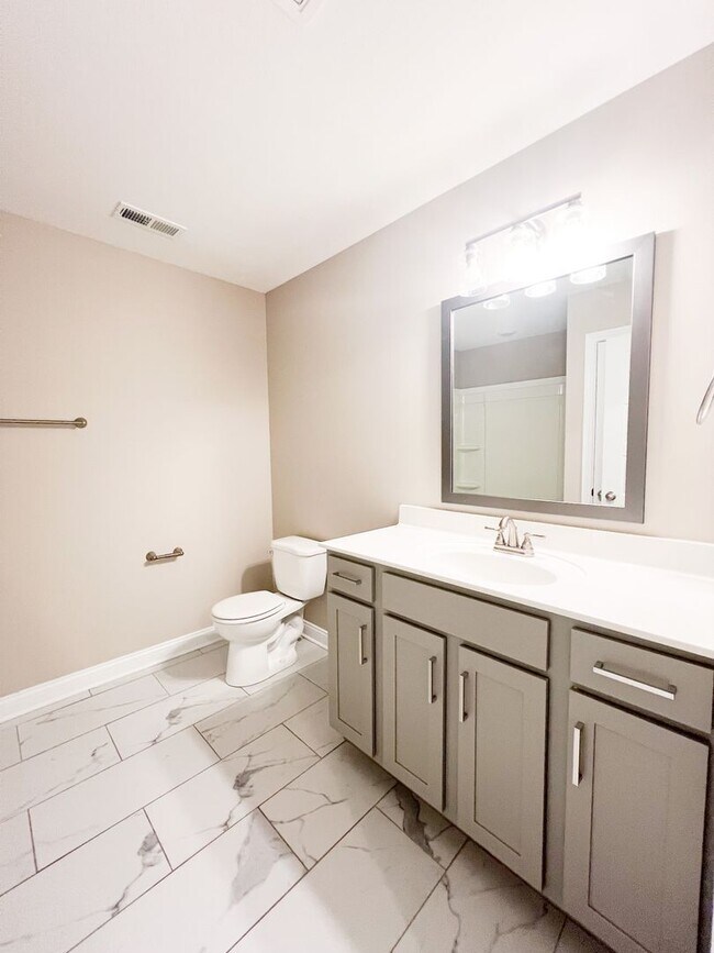 Building Photo - 5 Bedroom 2 1/2 Bathroom Home