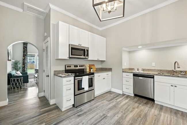 Building Photo - Beautifully Renovated Home with Modern Com...