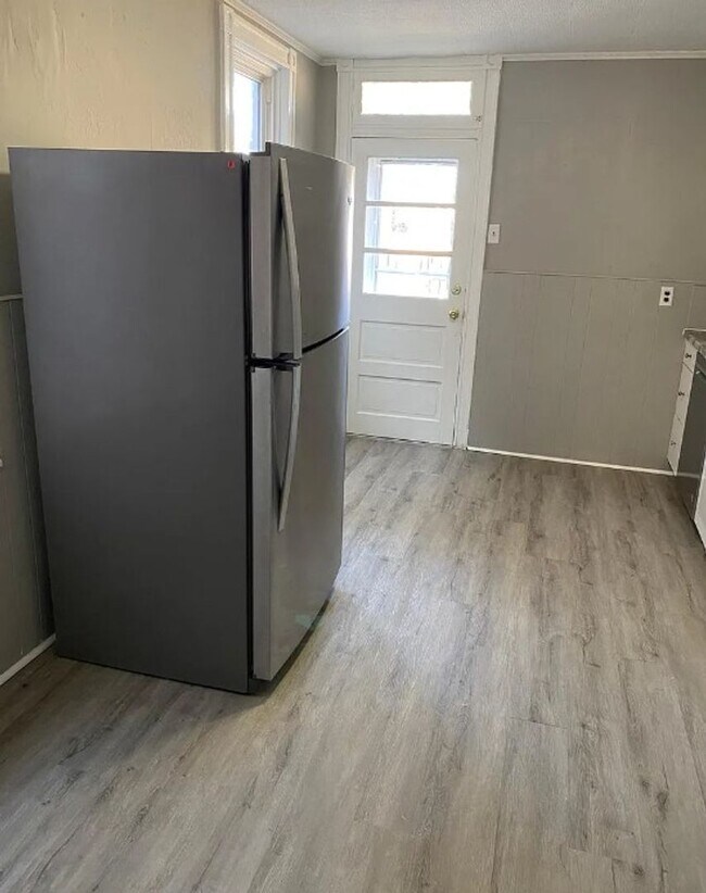 Building Photo - Cozy 4 Bedroom, 1 Bath Home in West York Schools!