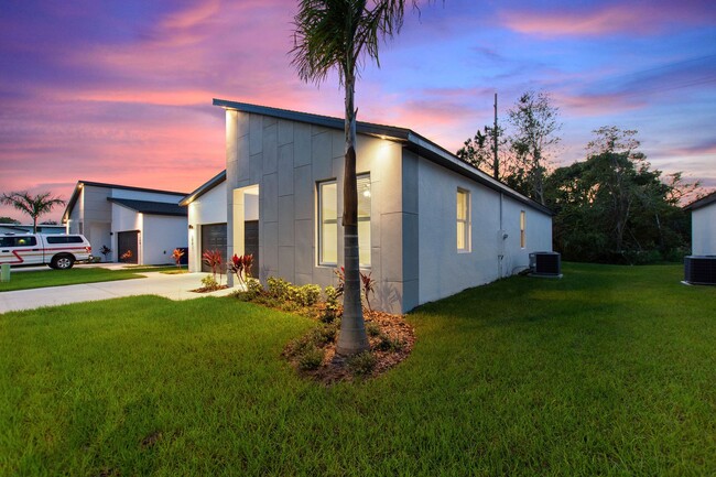 Building Photo - 302 Royal Palm Wy