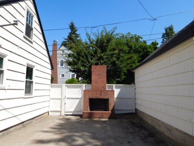 Building Photo - 3Bd/1Ba Two Story House w/ Basement - Avai...