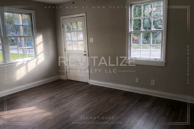 Building Photo - Cozy 2 Bedroom/1 Bathroom Duplex in Mobile!