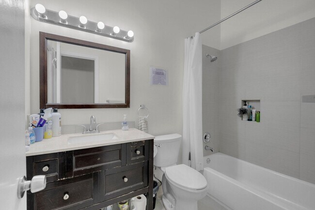 Building Photo - 7690 Lago Del Mar Dr