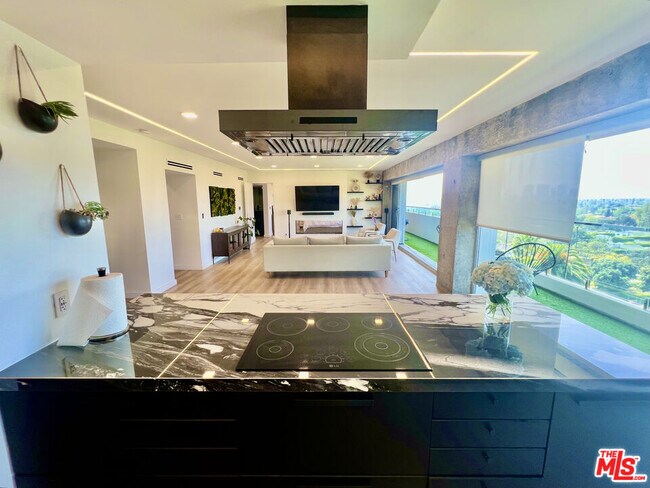 Building Photo - 838 N Doheny Dr