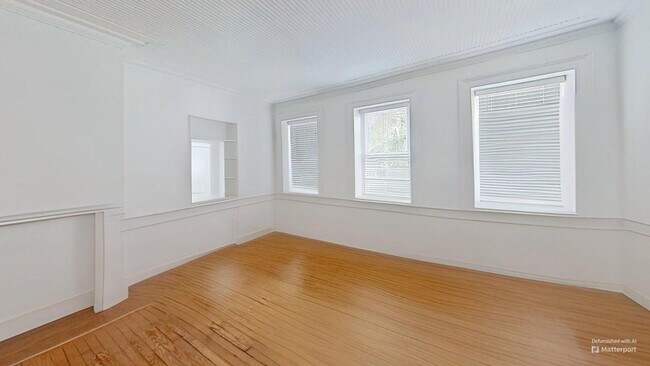 Building Photo - 2 bed/1 bath on King St. Live in the Heart...