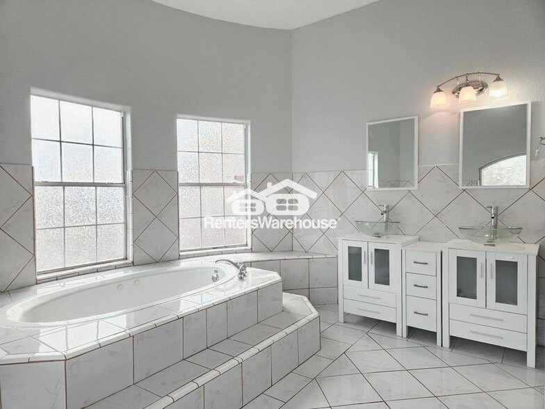 Building Photo - 5027 Creekmont Dr