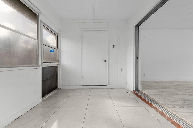 Building Photo - 811 Salem Ln