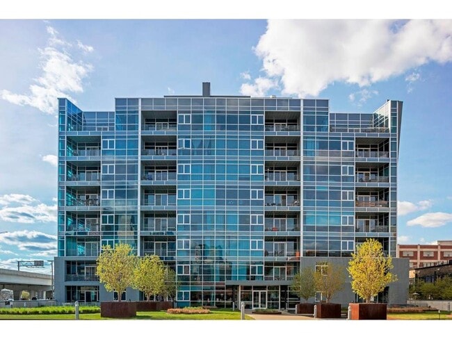 Building Photo - 345 6th Ave N