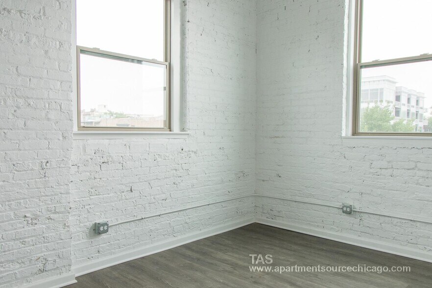 Building Photo - 932 W Dakin St