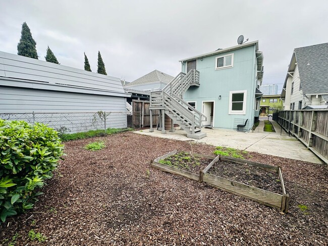 Building Photo - West St Duplex