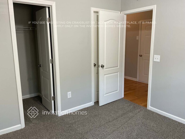 Building Photo - 326 Pin Oak Ave