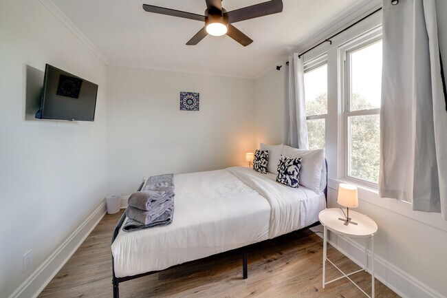 Building Photo - 2633 Broadway Ave