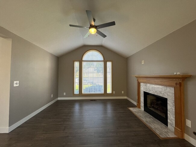 Building Photo - Beautiful Single-Level 3 Bedroom Home with Modern Kitchen and Open Floor Plan