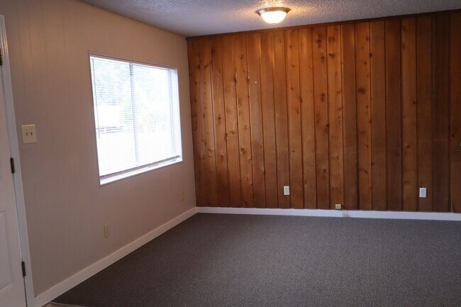 Building Photo - Cozy Single-Family Home for Lease in Brush...