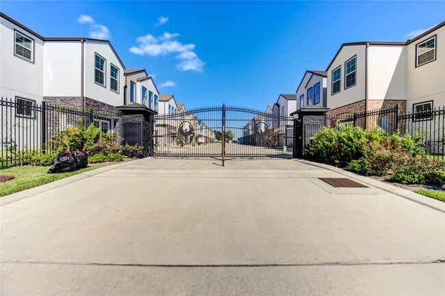 Building Photo - 2931 El Fenice Ln