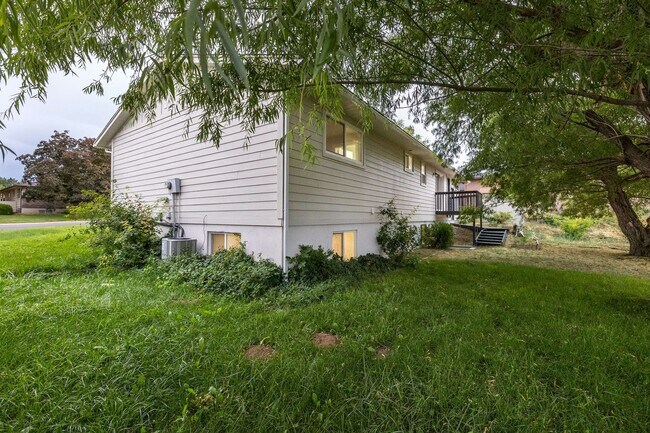 Building Photo - 450 Scenic Dr