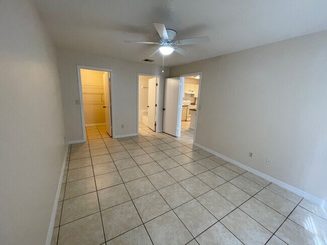 Building Photo - 2550 N Alafaya Trail