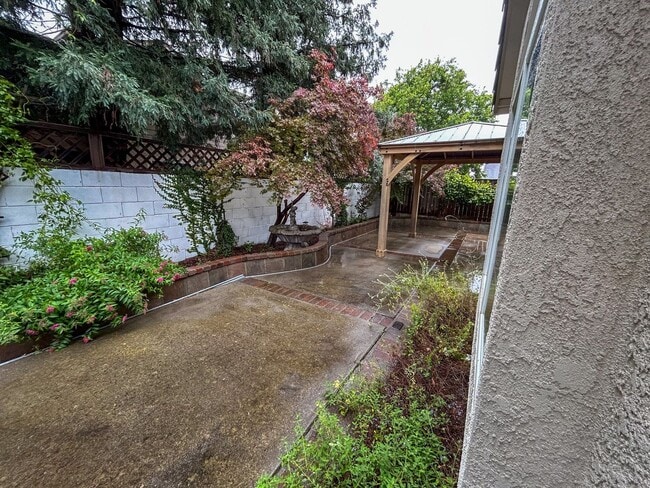 Building Photo - 3 Bedroom Home for Rent in Chico CA | Garage, Private Yard, Central HVAC