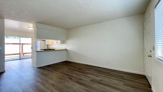 Building Photo - 2 Bedroom Townhouse across from Harloe Ele...