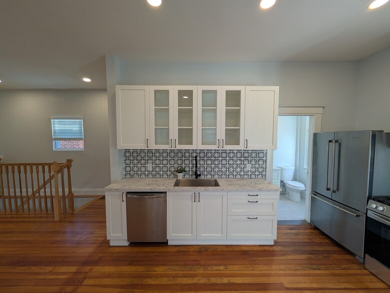 Primary Photo - 223 W 12th St