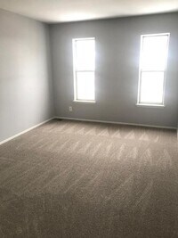 Building Photo - 2 bedroom 1 bath close to 94