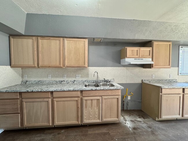Building Photo - 3 Bedroom House
