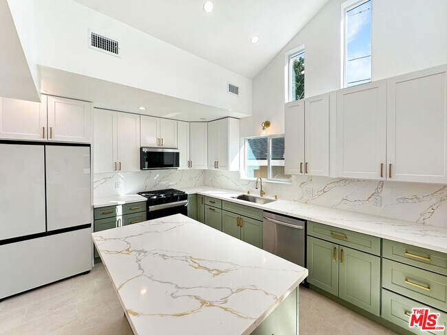 Building Photo - 5930 Willoughby Ave