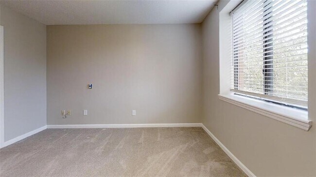 Building Photo - 300 Johnson Ferry Rd