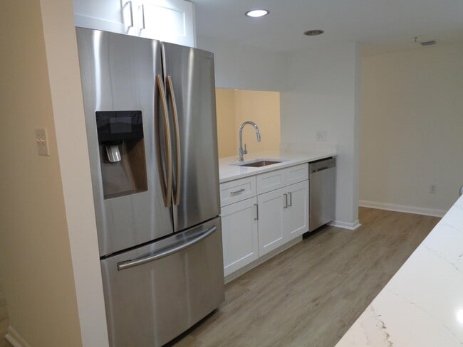 Building Photo - 950 Lavers Cir