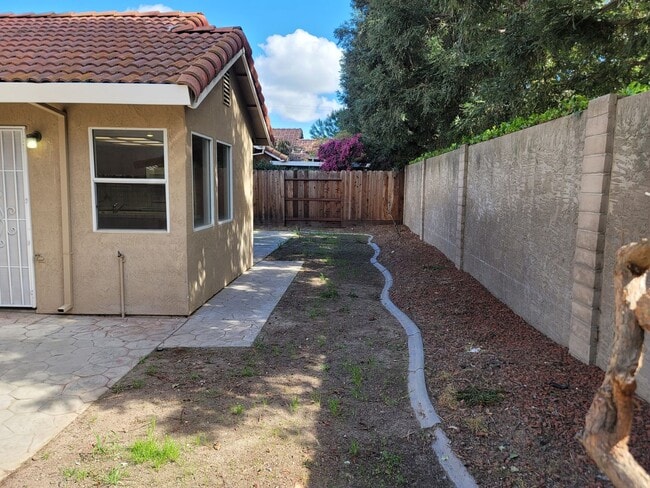 Building Photo - Oakdale Beauty