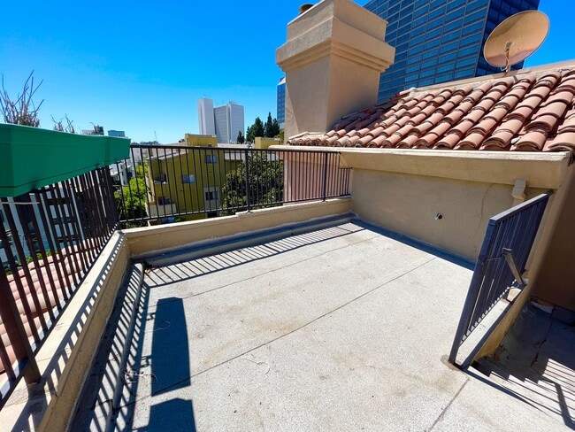 Building Photo - High vaulted ceilings open floor plan cond...