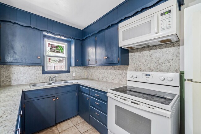 Building Photo - Charming Efficiency, Minutes from Texas Tech