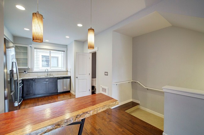 Building Photo - 2Bd/2.5Ba Seattle Townhouse