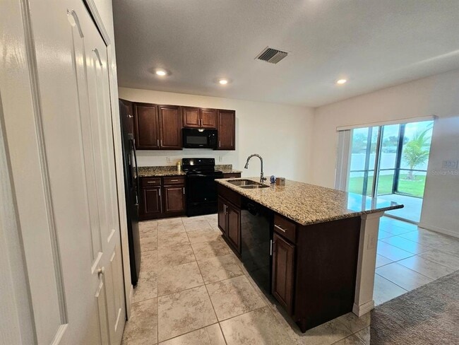 Building Photo - 3050 Beacon Dr