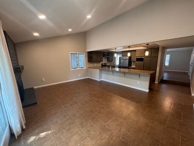 Building Photo - 4860 Lakeside Dr