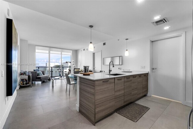 Building Photo - 1300 Brickell Bay Dr
