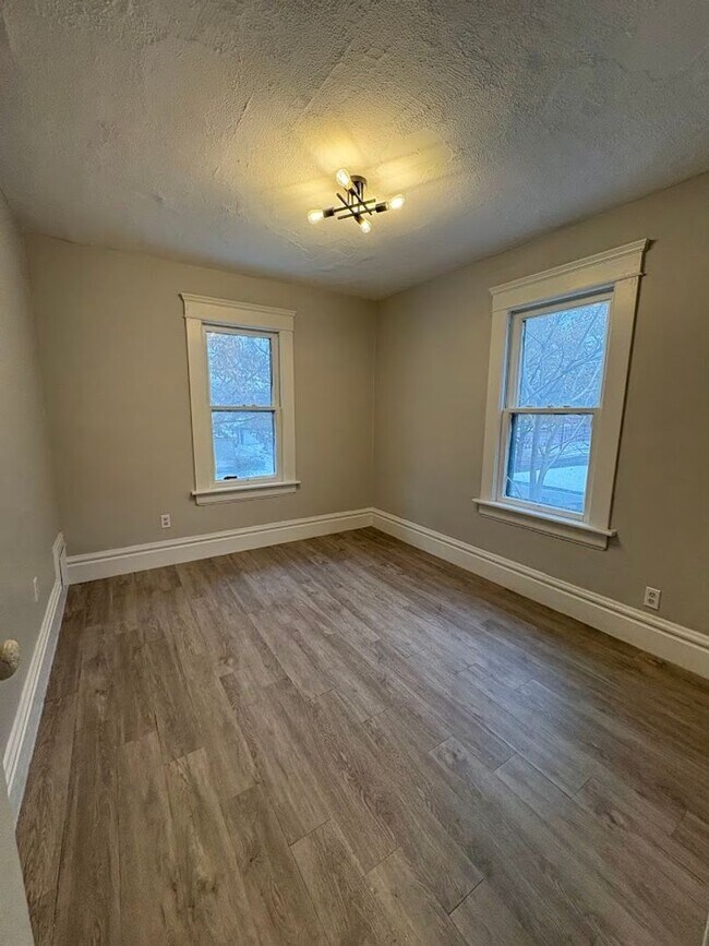 Building Photo - 96 Hall St