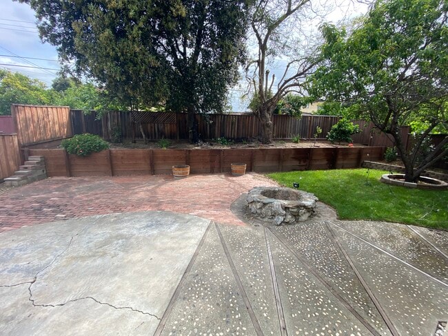 Building Photo - 2082 Treewood Ln