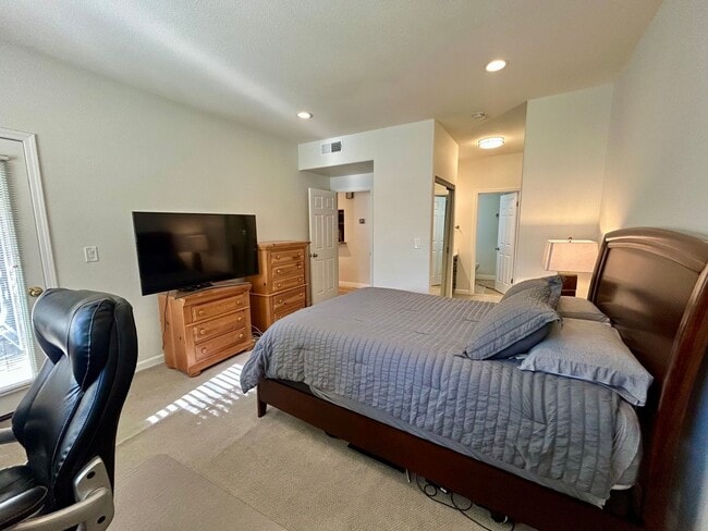 Building Photo - Modern and Convenient Condo Near Almaden Lake