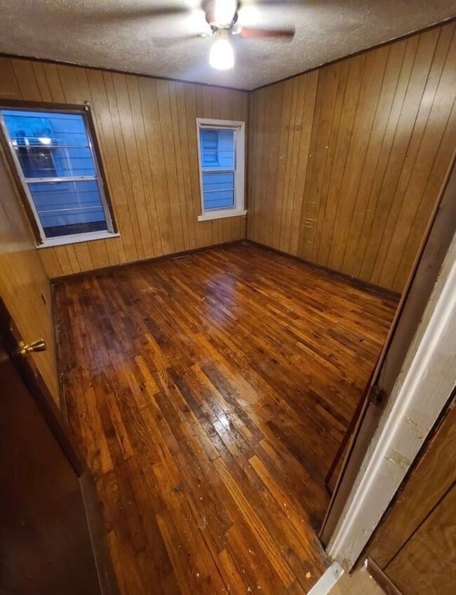 Building Photo - 913 Brookside Dr