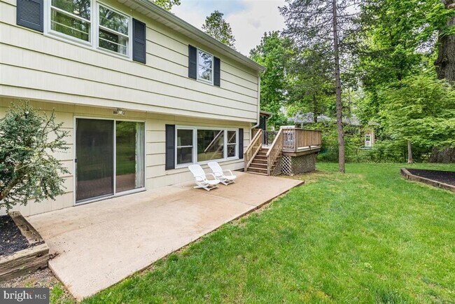 Building Photo - 396 Riverside Dr