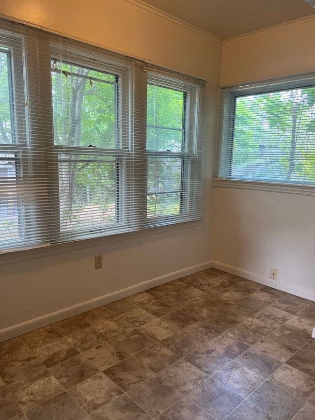 Building Photo - 2 bedroom 1 bath home