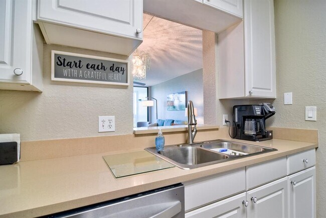 Building Photo - 900 Cove Cay Dr