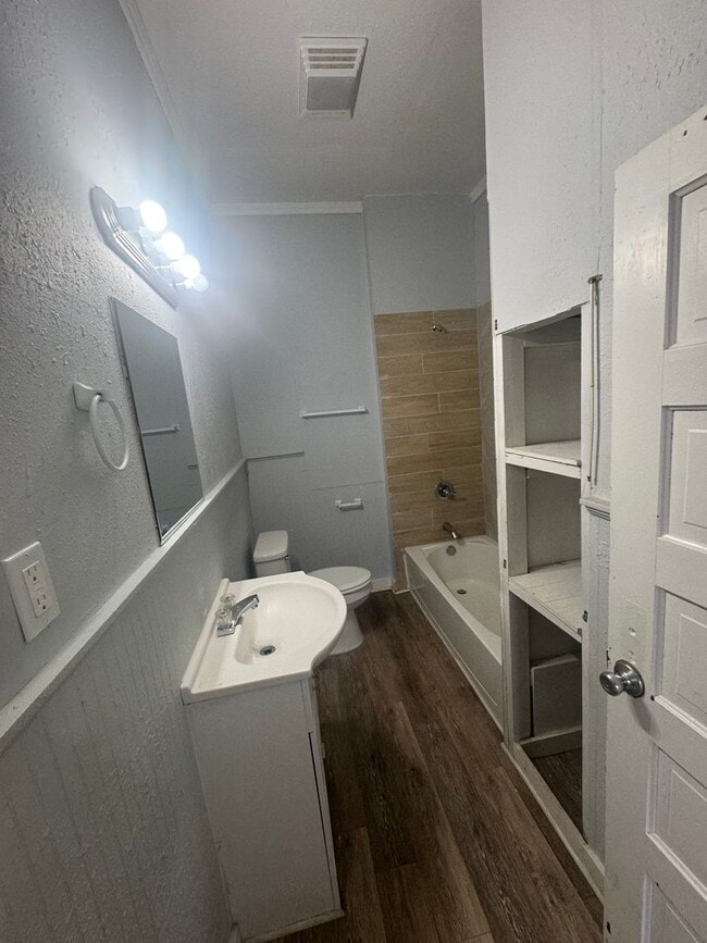 Building Photo - Two Bedroom Highland Apartment