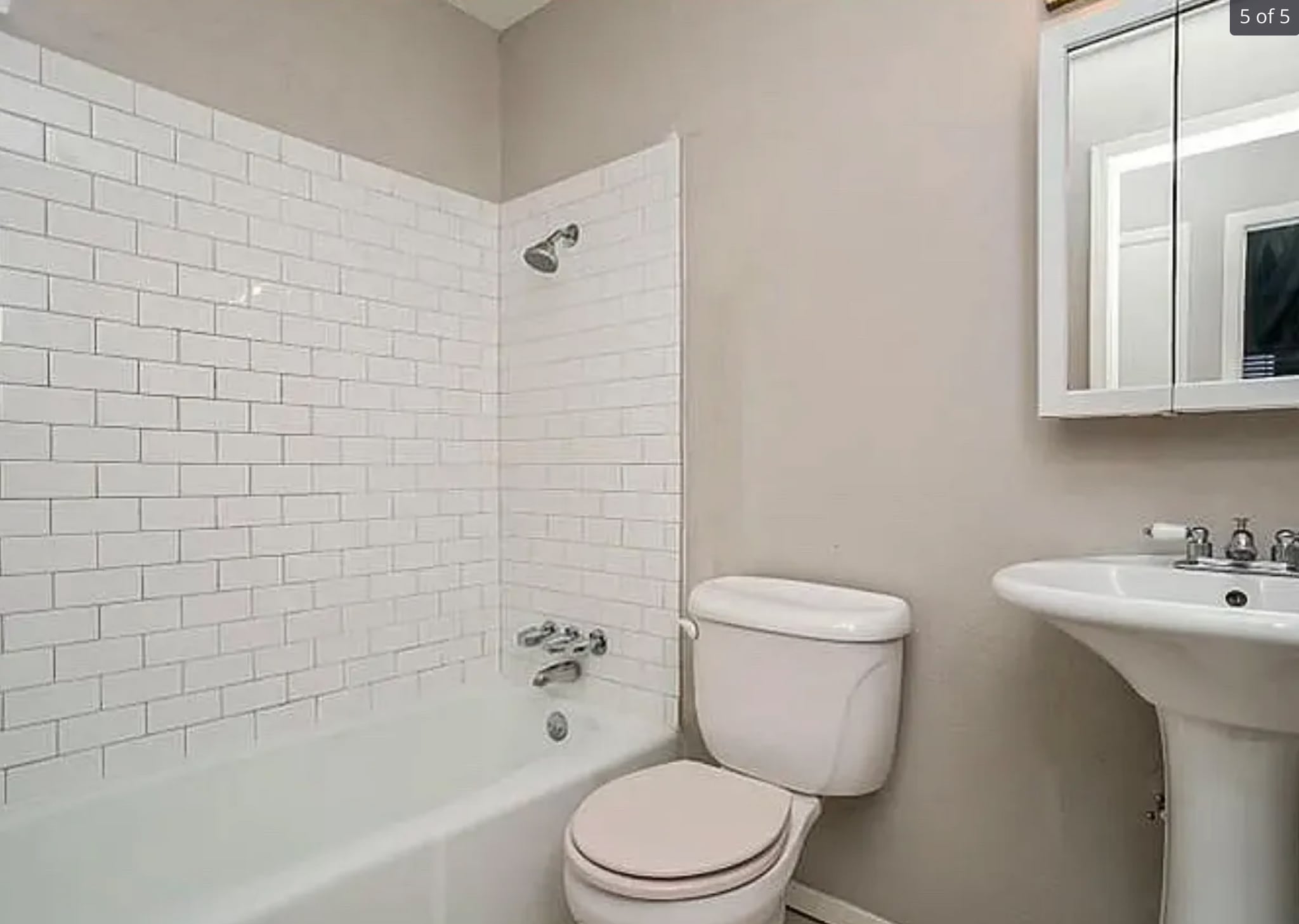 Building Photo - 423 Southlake Dr