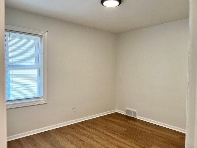 Building Photo - 952 E Brickley Ave