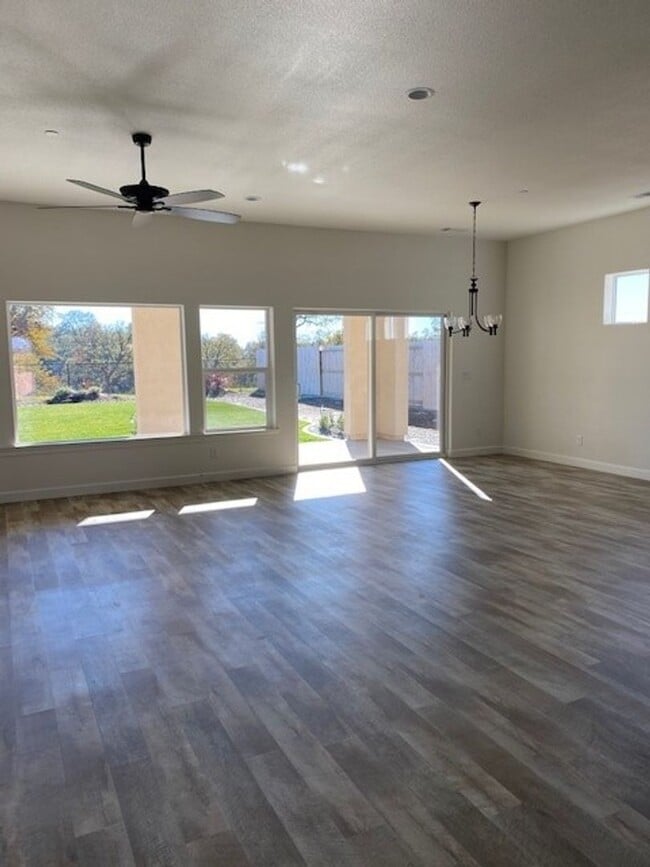 Building Photo - Don't Miss Out On This Beauty!!!