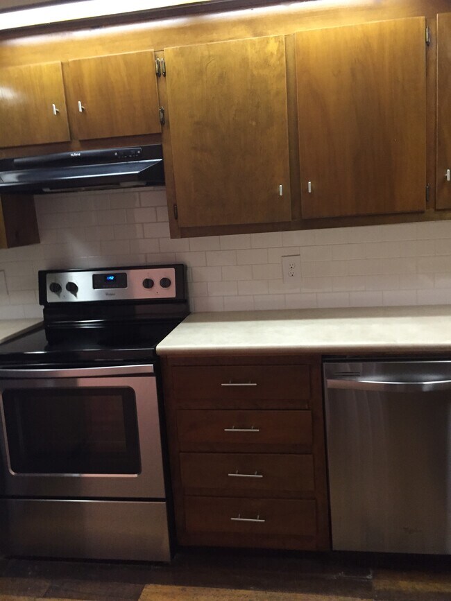 Kitchen appliances - 422 E Main Ave