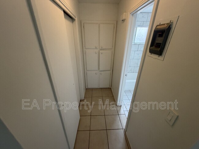 Building Photo - 10108 Comanche Rd NE